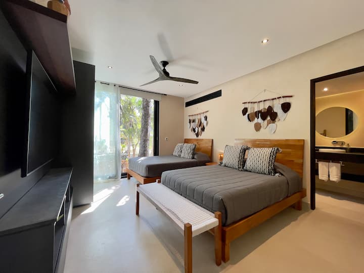 Encuentra dos camas de tamaño completo en el dormitorio 1.
Disfruta de la decoración inigualable de estilo Tulum de inspiración local que adorna esta casa.
