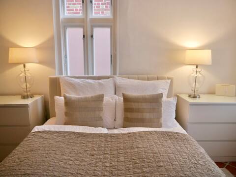 Stay Hygge: Old Town Apartment with Free Parking