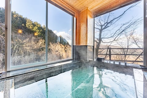 Panoramic view of the top of Hakone Villa.Natural hot spring barrel sauna/super large accommodation + dog run wood deck