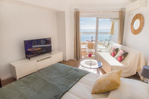 Top performing Airbnb: Lovely studio, very close to the beach! in Benalmádena
