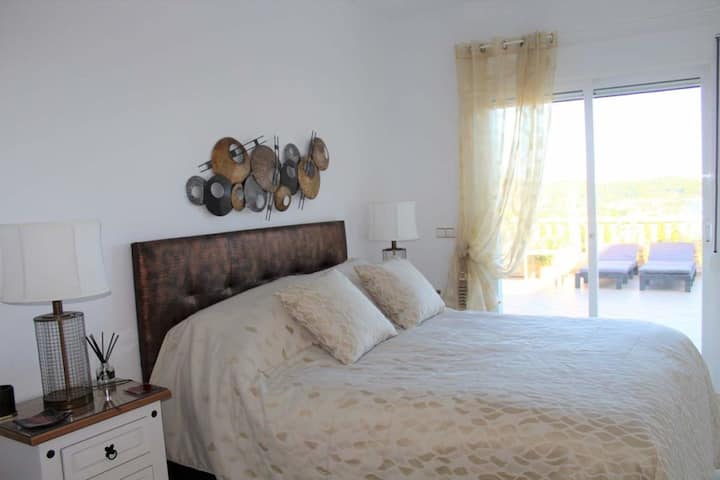 Dormitorio principal con baño privado y acceso directo a la gran terraza inferior y bañera de hidromasaje