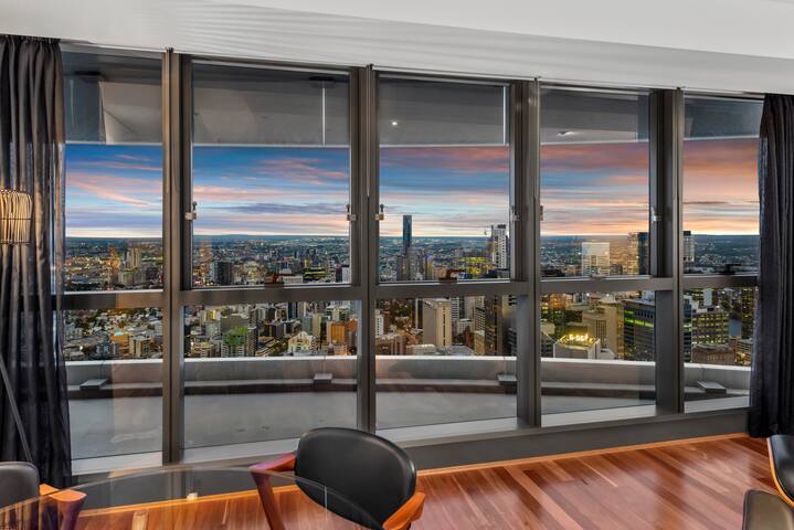 Skyhigh Executive! ~ 2Bed/2Bath/1Car/Views ~ CBD gallery image 2