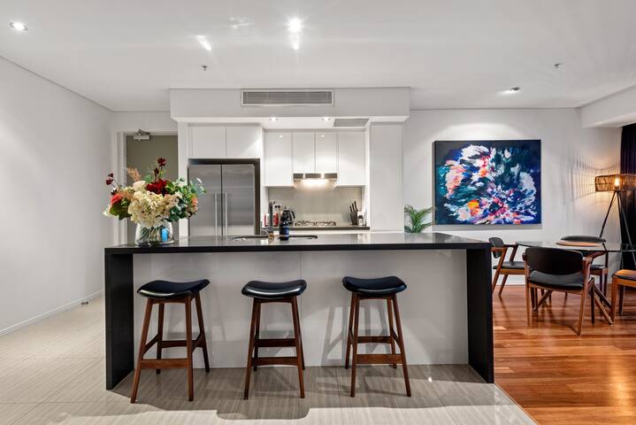 Skyhigh Executive! ~ 2Bed/2Bath/1Car/Views ~ CBD gallery image 5