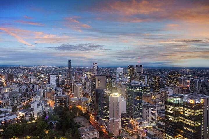 Skyhigh Executive! ~ 2Bed/2Bath/1Car/Views ~ CBD gallery image 3