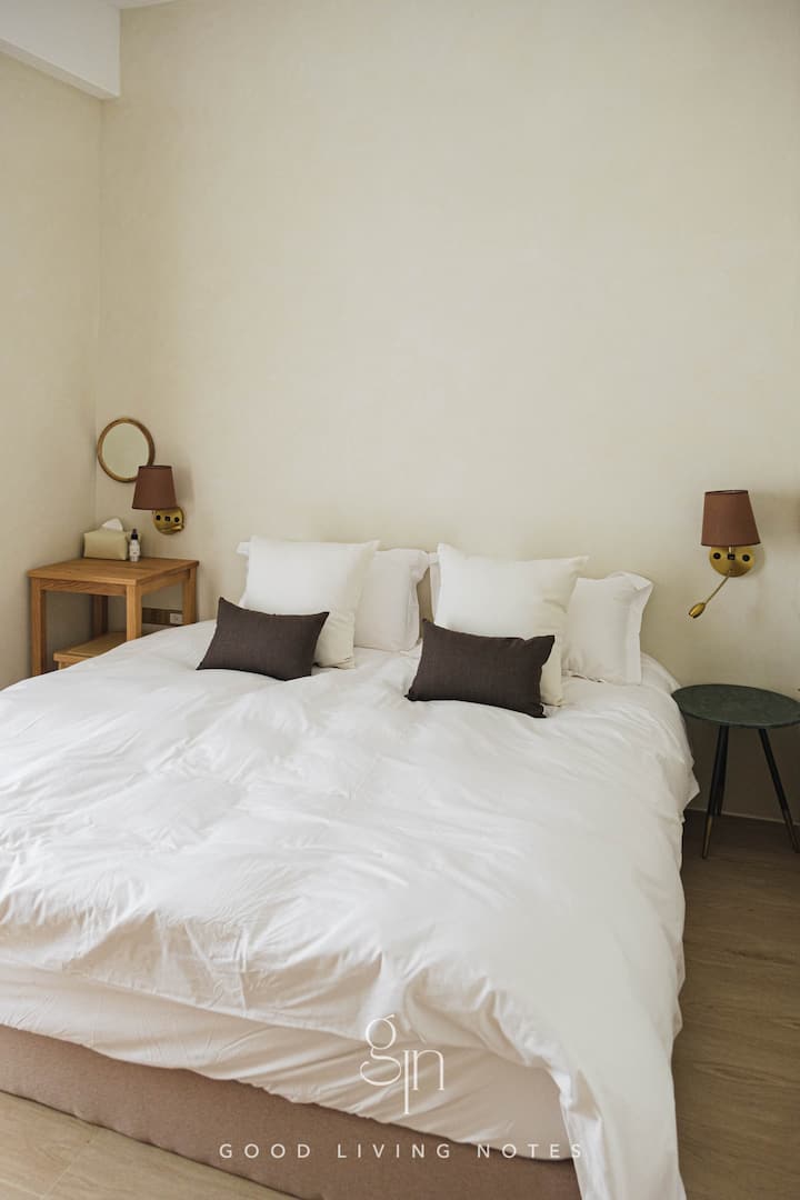 Next bedroom, 6x 6th bed
Direct access to small courtyard
2nd bedroom with queen size bed