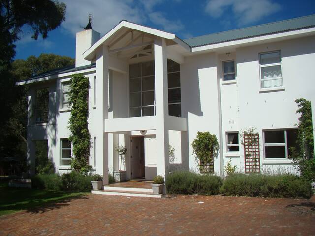 Villa Tranquility Hout Bay, sleeps up to 9 persons gallery image 2