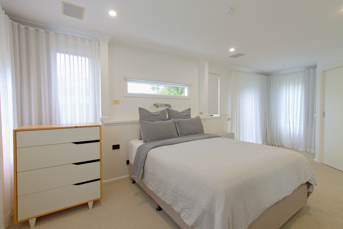 ห้องนอนใหญ่: แสงธรรมชาติกว้างขวางและสวยงาม มองเห็นวิวมหาสมุทรและพระอาทิตย์ตกดิน 