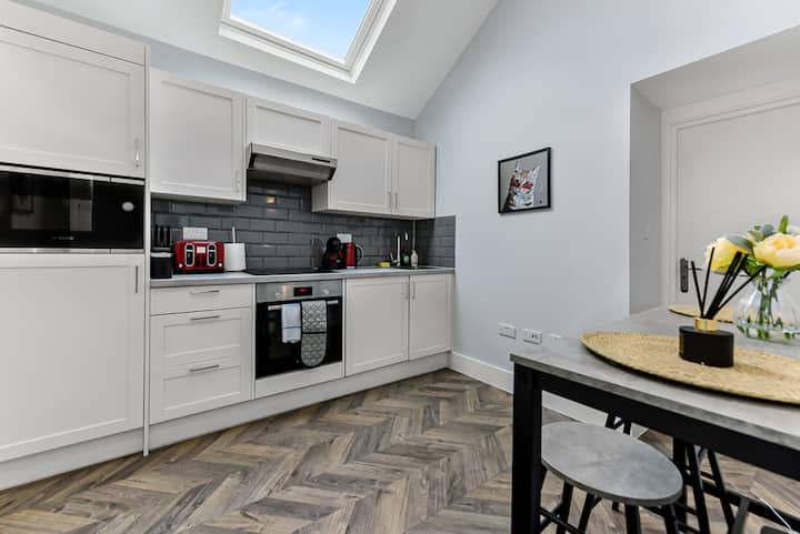 Beautifully Renovated Flat Ideal For Travellers - Romford