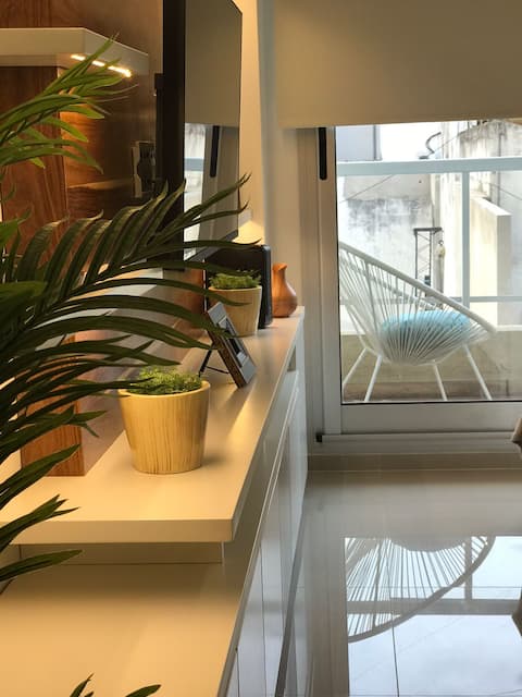 Top performing Airbnb: Charming historic district apartment. in Monserrat