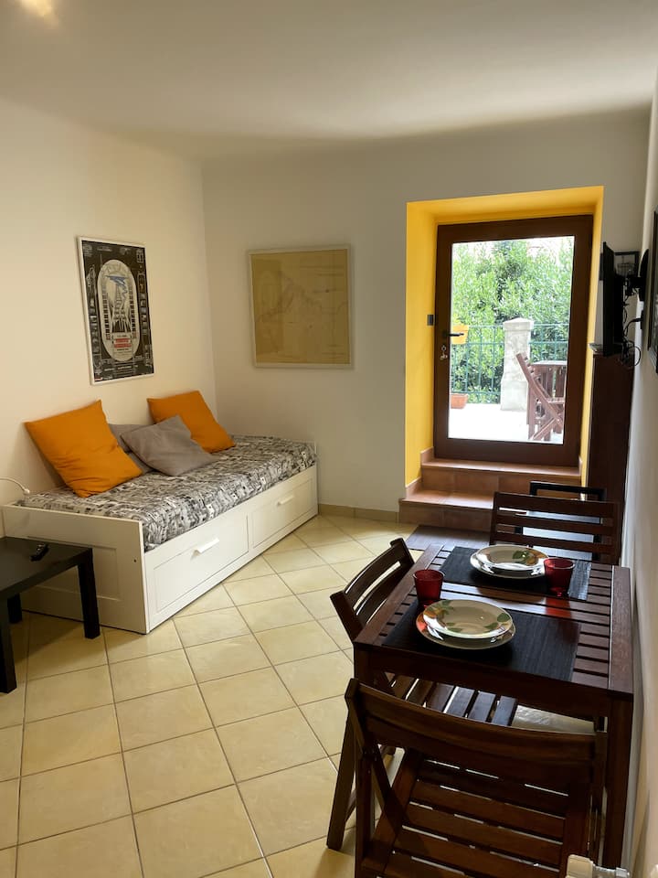 Sala de estar con sofá cama doble