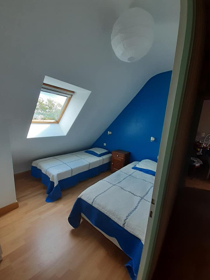 Kersidan Room, за возрасно лице или дете има гардеробер и два единечни кревета, а со тоа и две ѕидни полици.