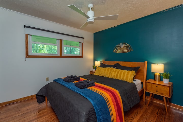 Chumba cha kulala cha wageni kilicho na kitanda cha malkia