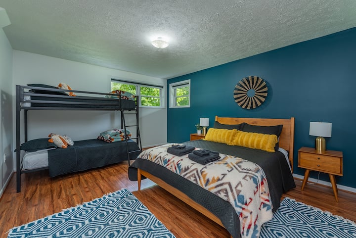 Chumba cha kulala cha mgeni na kitanda 1 cha malkia + kitanda cha ghorofa. Nzuri sana kwa watoto!