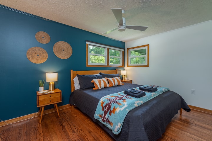 Chumba cha kulala cha mgeni na kitanda cha mfalme + ukuta wa lafudhi ya bluu ya amani