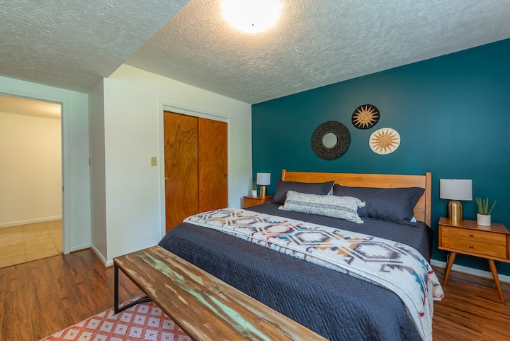 Chumba cha kulala cha wageni kilicho na kitanda aina ya king