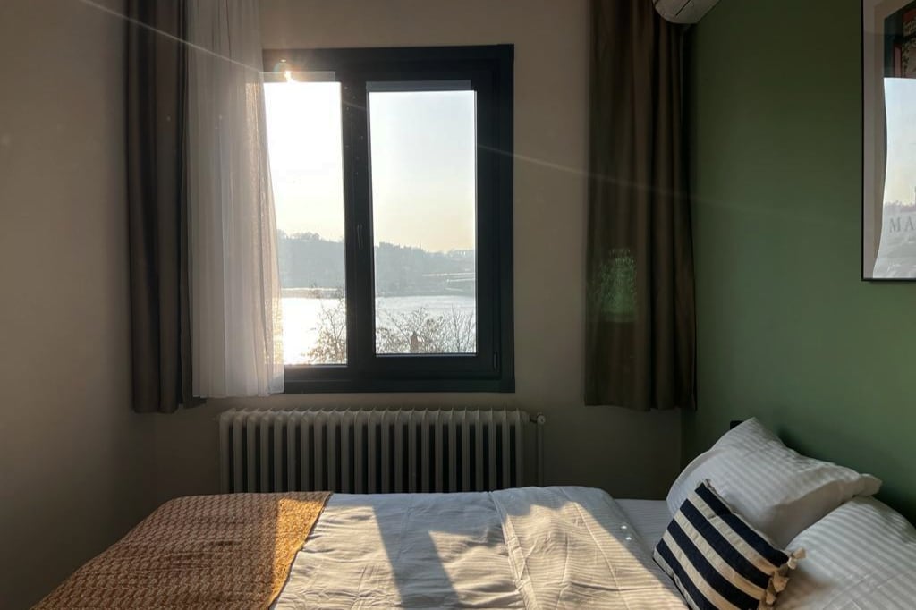 明亮舒适的卧室，专为安宁的夜间睡眠而设计