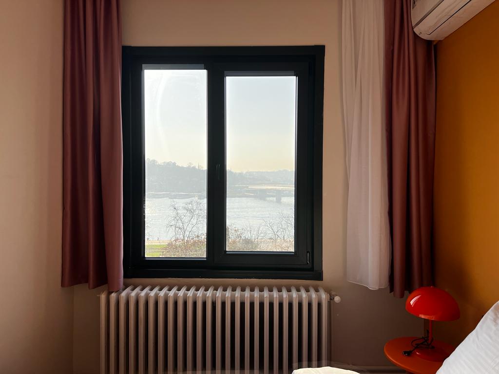 在卧室放松身心，同时欣赏壮丽的海景