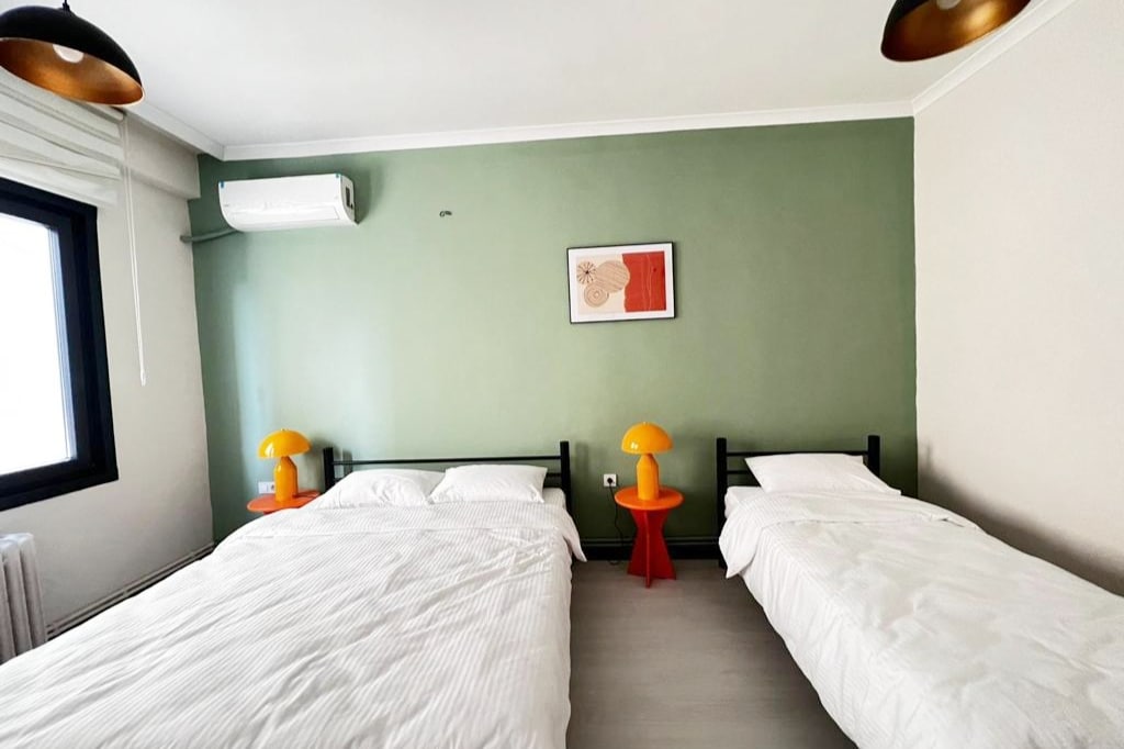 时尚卧室，配备全新床品和舒缓的装饰