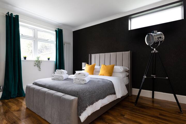 Chumba cha kulala cha tatu na kitanda cha watu wawili na nafasi ya kabati