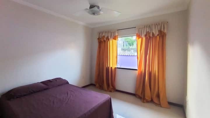 Trečias miegamasis antrame aukšte. Jame yra dvigulė lova, papildomi čiužiniai ir ventiliatorius