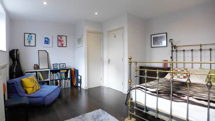 ห้องนอนที่ 4 พร้อมเตียงคู่และพื้นที่สำหรับโยคะ