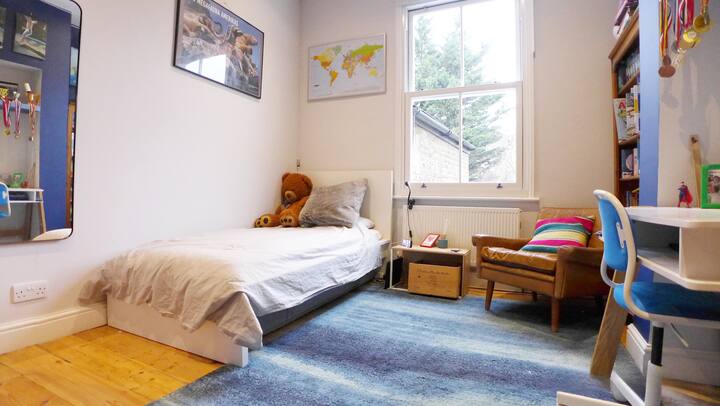 ห้องนอน 2 พร้อมเตียงเดี่ยวฟูกนอนแบบดึงออกได้โต๊ะทำงานและเก้าอี้นวม