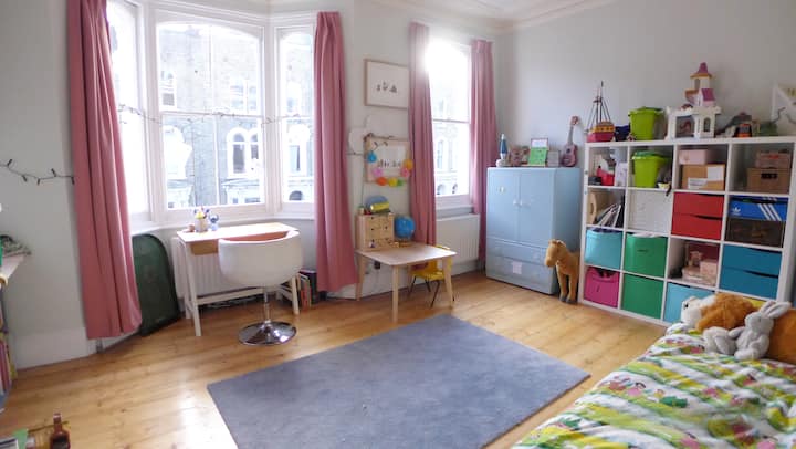 ห้องนอนขนาดใหญ่พร้อมหน้าต่างบานใหญ่เตียงเดี่ยวและที่นอนแบบดึงออกเพิ่มเติม (และของเล่นมากมาย!)