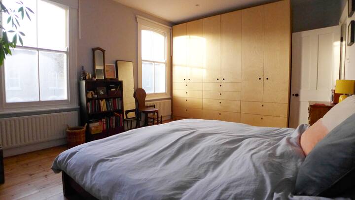 ห้องนอนใหญ่พร้อมเตียงเสริมและแสงที่น่ารัก