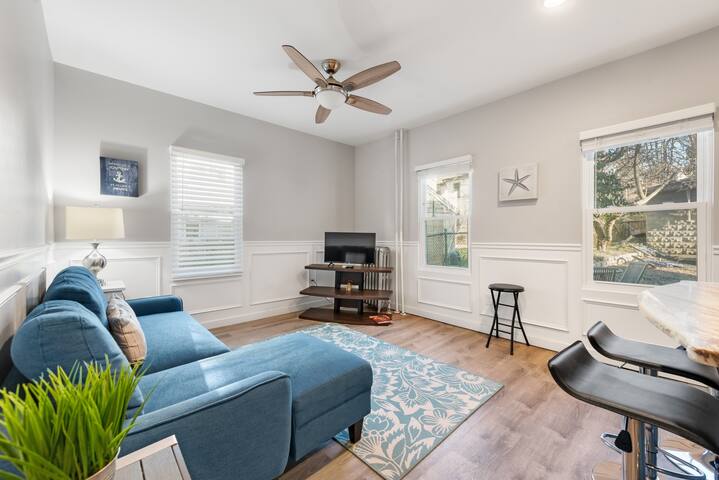 3BR*2BATH*Parking and Outdoor Patio gallery image 2