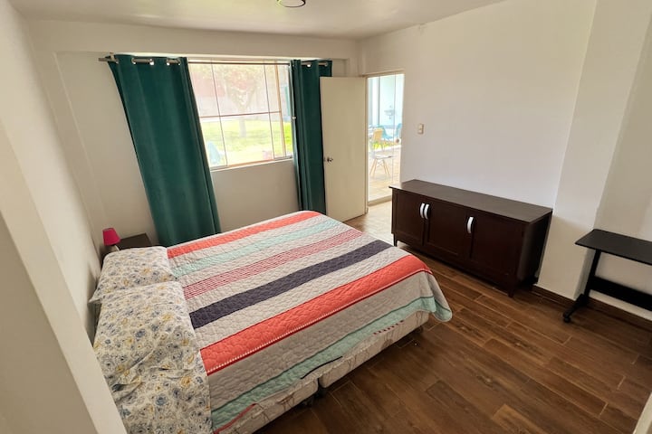 Dhomë në katin e parë, dhomë gjumi me madhësi dopio "queen" me shërbime të përfshira 