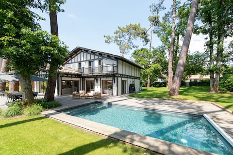 Beautiful Villa with Pool Next to the Bay
