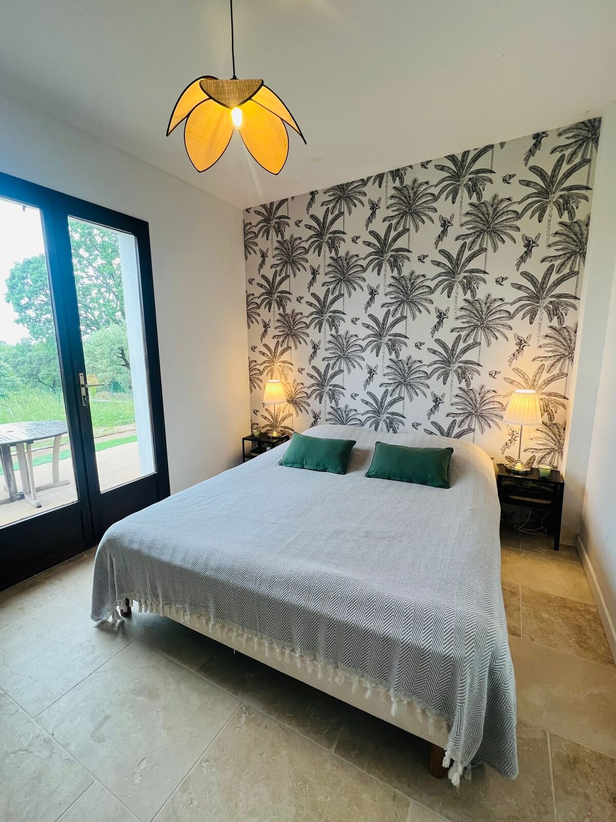 ห้องสำหรับผู้ใหญ่ที่ชั้นล่าง (ห้องน้ำในตัว)