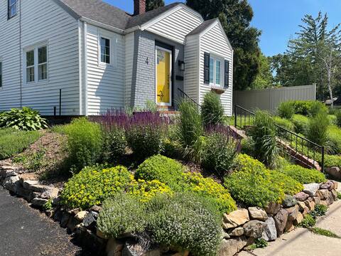 Sunny Cottage, Private, Cheerful, Convenient!