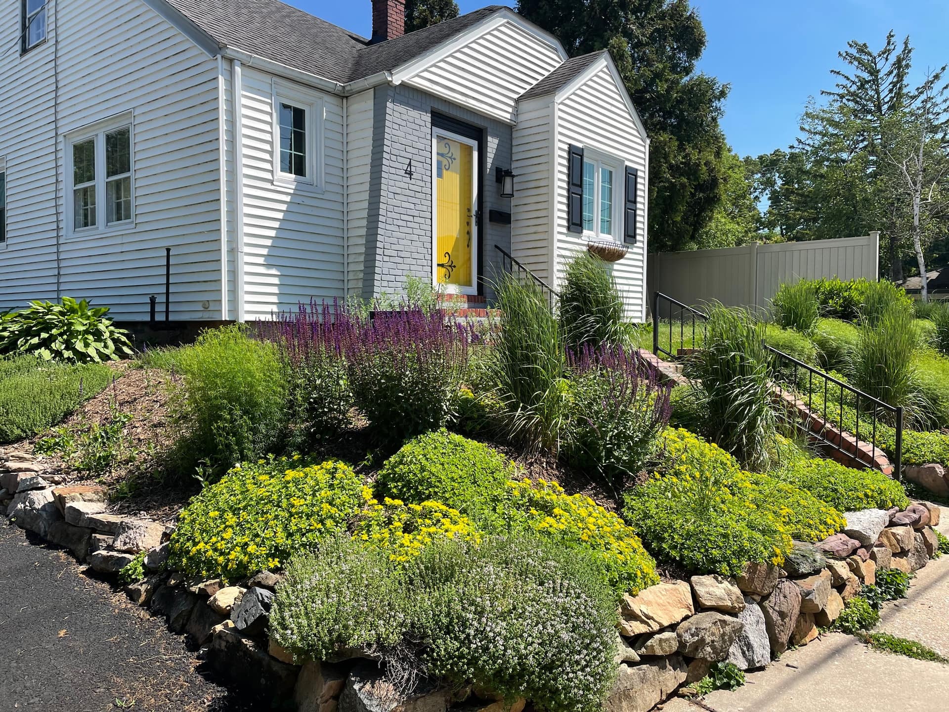 Sunny Cottage, Private, Cheerful, Convenient!