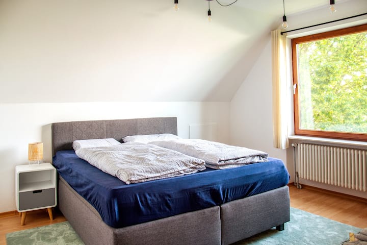 Una cómoda cama de somier para una noche agradable.
