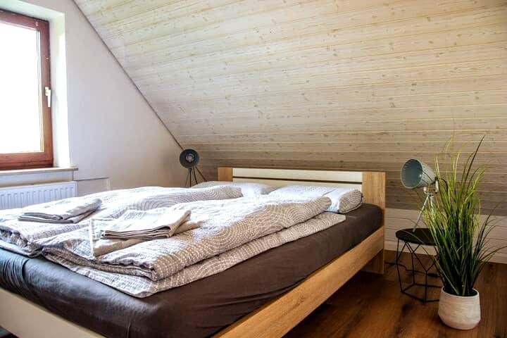 El dormitorio superior con vistas a la ciudad de Biberach.
