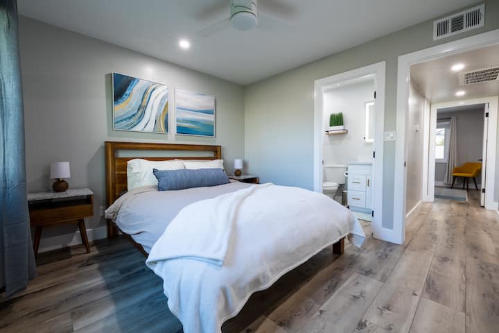 غرفة نوم بسرير بحجم كوين وحمام داخلي بحوض استحمام