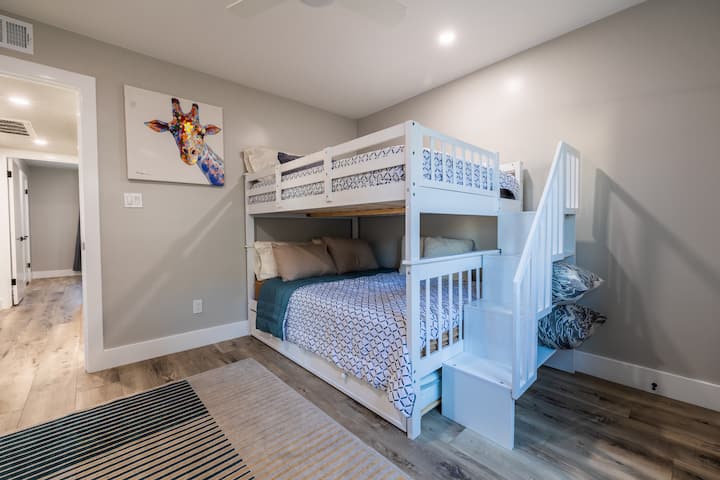 غرفة نوم بسرير بطابقين - سريران كاملان وسرير صغير قابل للسحب