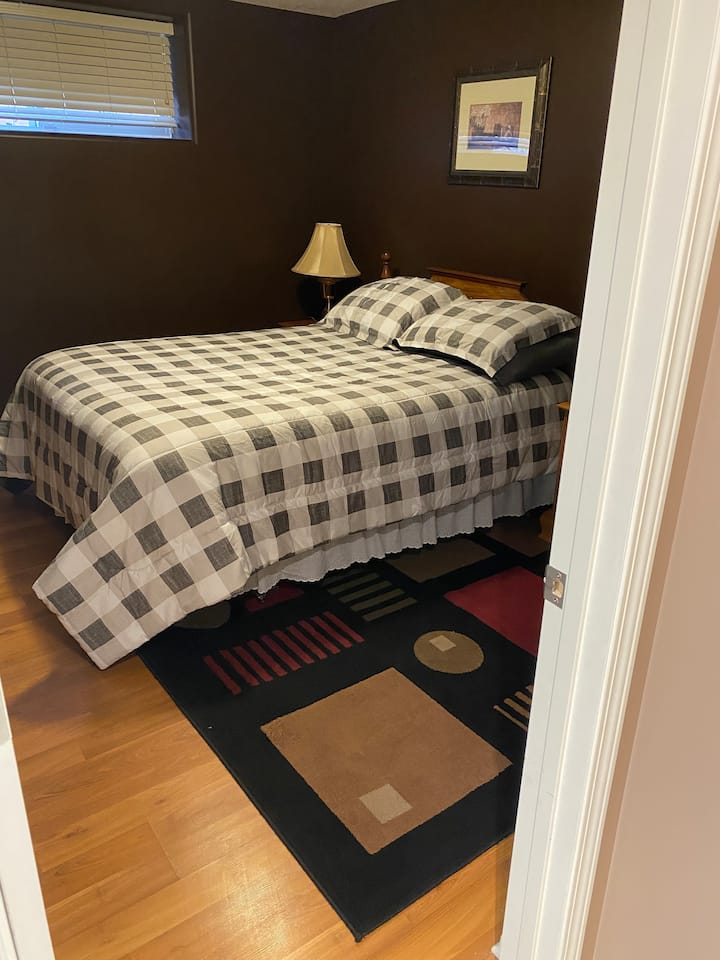 Спална соба: брачен кревет (широк 150-179 см), голем прозорец, греалка ако е потребно 