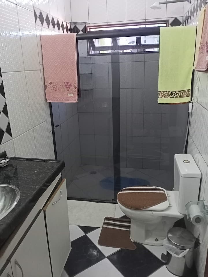 Baño grande de la suite principal en el primer piso.