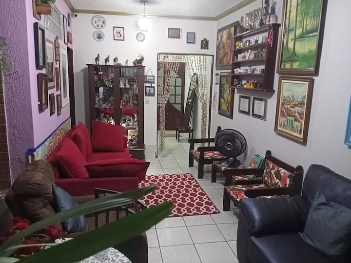 Vista desde el interior hasta el exterior de la sala de estar que precede al comedor. Hópedes de las 03 suites pueden reunirse aquí y aprovechar la colección cultural conquistada por el Alagoas Folklet - GRupo Transart