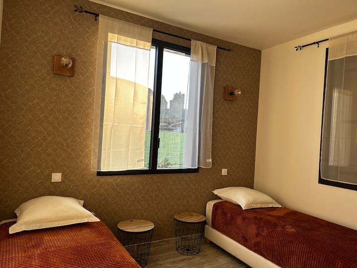 Výhľad na stredoveké mesto z izby