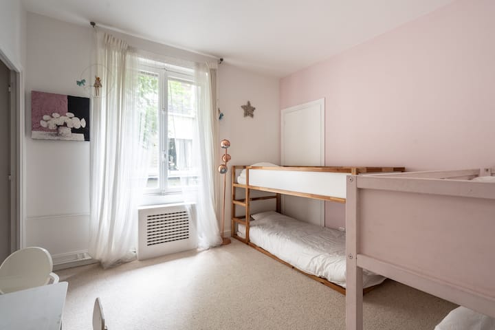 חדר שינה שני עם 2 מיטות קומתיים 