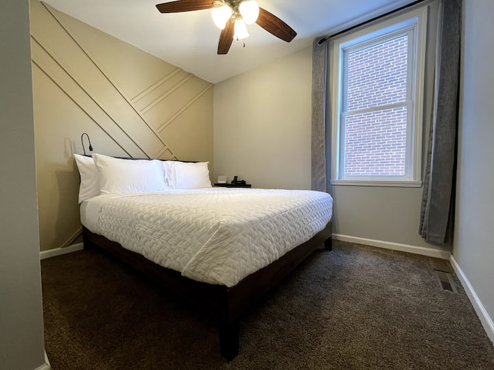 Alle drie de slaapkamers zijn uitgerust met een usb/stopcontact, geluidsmachine, draadloze oplaadbare wekker, spiegel over de volledige lengte en leeslamp