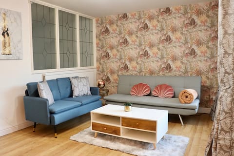 Successful Airbnb property: Lovely staycation with family FREE Parking & WiFi in Beeston & Holbeck