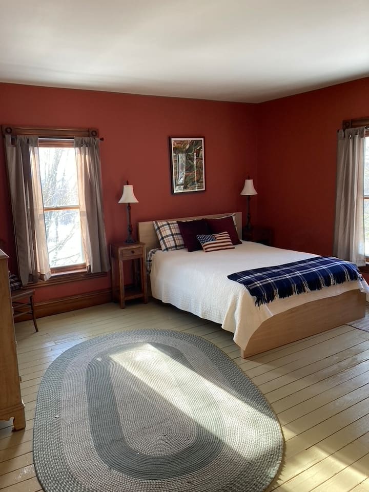 Upstairs main bedroom, queen bed. 