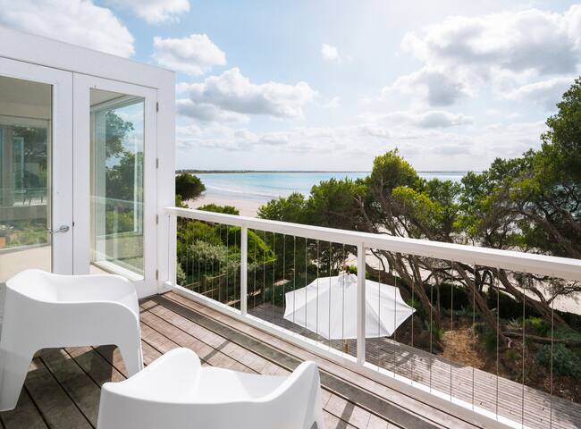 The Cove Beach Front Luxury House gallery image 4