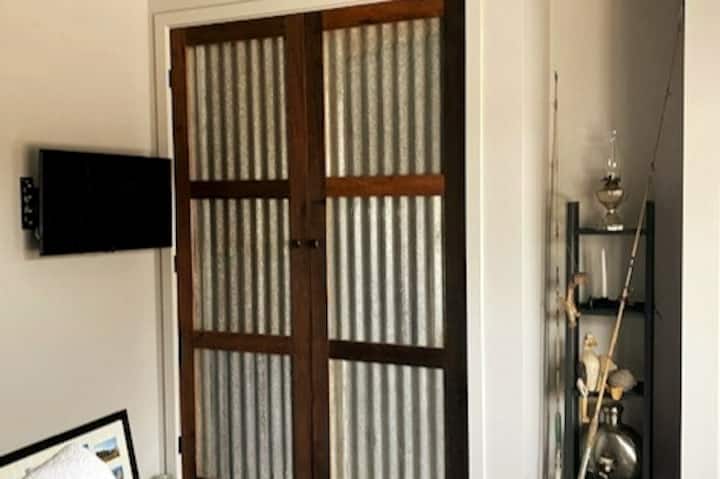 Rustic huchanganyika na kisasa ili kuunda nyumba yako mbali na nyumbani.