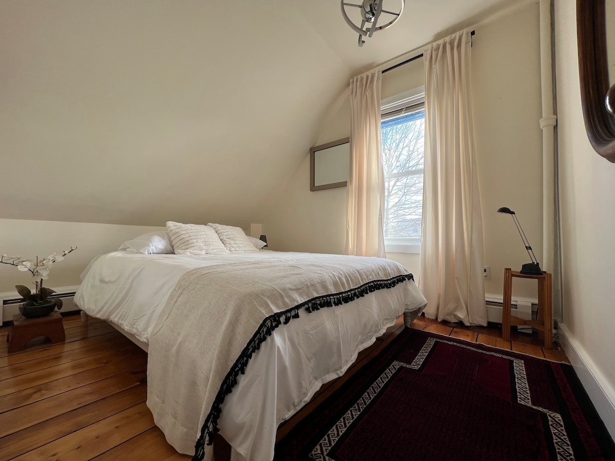 Насладете се на спокоен нощен сън на матрака си с кралски размери Nectar и меки чаршафи. 