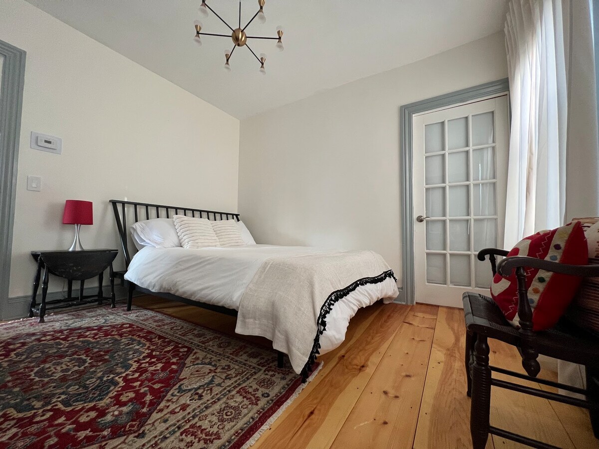 Спалнята на първия етаж разполага с уютни кадифени завеси, килим в района на Ралф Лорън и самостоятелен достъп до банята на 1 - ви етаж. Насладете се на спокоен нощен сън на матрака си с кралски размери Nectar и най - меките чаршафи. 